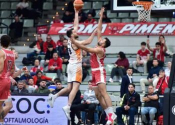 El UCAM Murcia CB impone su carácter ante Rostock