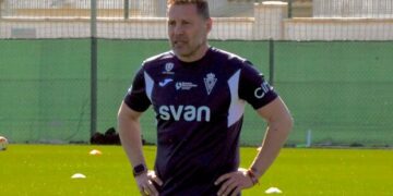 Curro Torres, técnico del Real Murcia: “No es un problema de trabajo ni actitud, sino de aspectos”