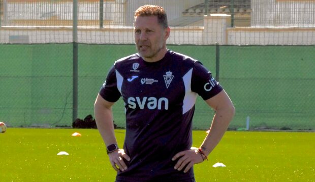 Curro Torres, técnico del Real Murcia: “No es un problema de trabajo ni actitud, sino de aspectos”