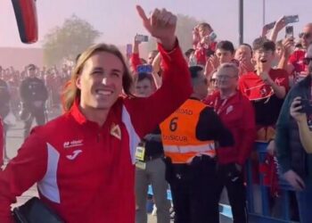 Locura ‘grana’: Multitudinario recibimiento al Real Murcia en el Enrique Roca antes del derbi