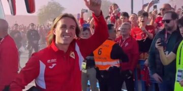 Locura ‘grana’: Multitudinario recibimiento al Real Murcia en el Enrique Roca antes del derbi