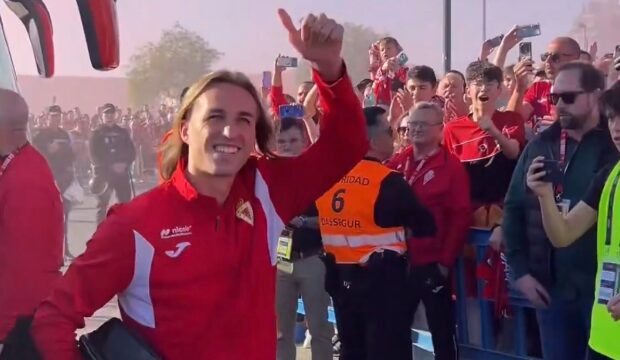 Locura ‘grana’: Multitudinario recibimiento al Real Murcia en el Enrique Roca antes del derbi