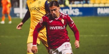 Una roja temprana y el infortunio condenan al Real Murcia (1-0)