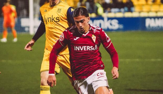 Una roja temprana y el infortunio condenan al Real Murcia (1-0)