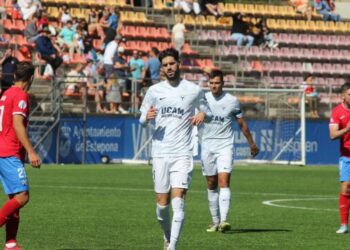 Una roja en el primer tiempo impide a UCAM CF ganar en Estepona
