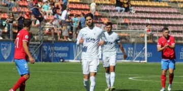 Una roja en el primer tiempo impide a UCAM CF ganar en Estepona