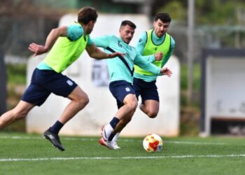 El FC Cartagena sortea el abismo federativo en un cierre de mercado agónico