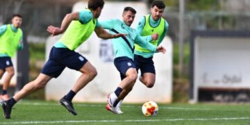 El FC Cartagena sortea el abismo federativo en un cierre de mercado agónico