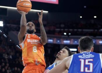 El vendaval taronja impone su ley desde el triple y el rebote ante un UCAM Murcia espeso