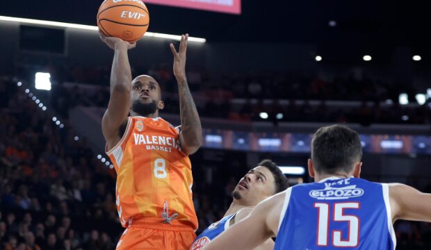 El vendaval taronja impone su ley desde el triple y el rebote ante un UCAM Murcia espeso