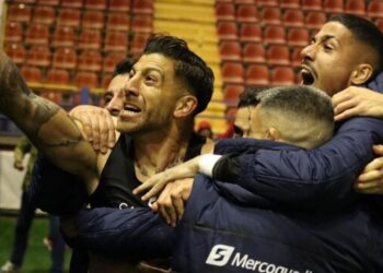 El “manicomio” del Grupo IV aprieta el playoff: seis equipos en cuatro puntos