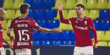 El Real Murcia sobrevive en inferioridad numérica ante el Villarreal B (1-1)