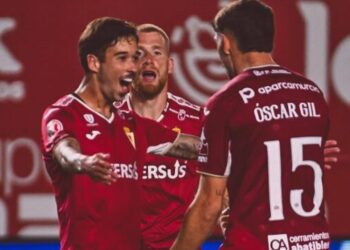 El Real Murcia sabe sufrir y rompe sus cadenas