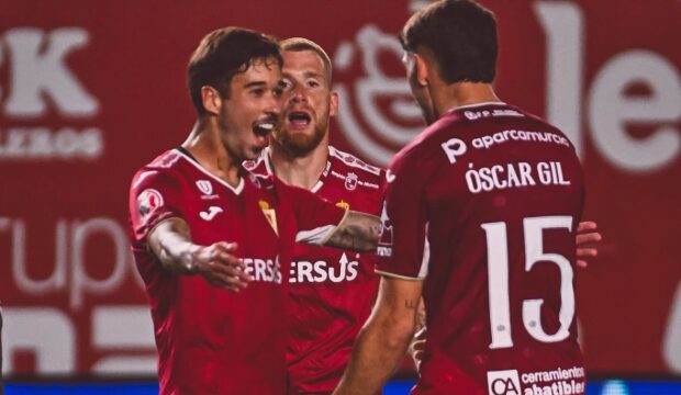 El Real Murcia sabe sufrir y rompe sus cadenas
