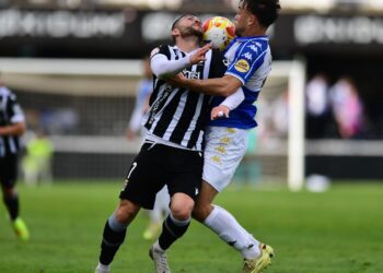 El Efesé tutea al líder en un duelo de altura