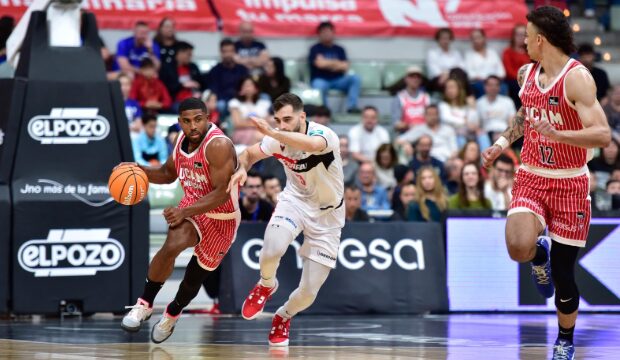 El UCAM Murcia tira de galones y la varita de DeJulius para frenar al Granada