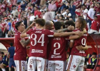 El Real Murcia recibe al Antequera con el objetivo de encarrilar la permanencia