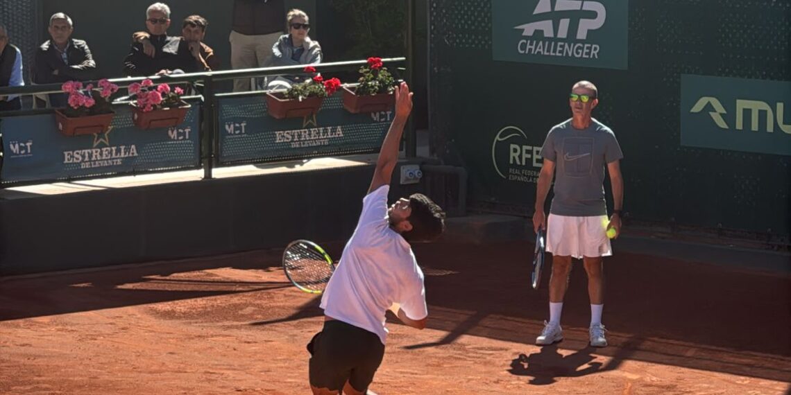 Carlos Alcaraz intensifica su puesta a punto en el Real Murcia Club de Tenis 1919