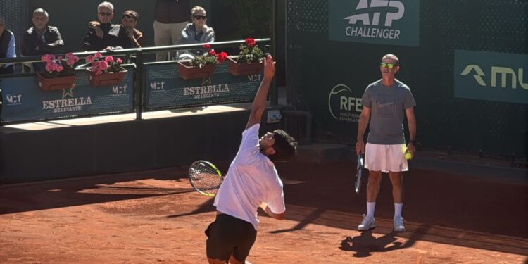 Carlos Alcaraz intensifica su puesta a punto en el Real Murcia Club de Tenis 1919