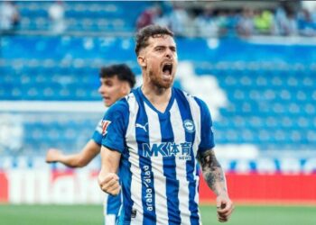 Toni Martínez abandera el orgullo murciano acariciando el trofeo Zarra