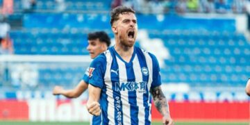 Toni Martínez abandera el orgullo murciano acariciando el trofeo Zarra