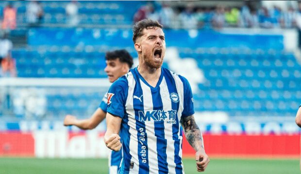 Toni Martínez abandera el orgullo murciano acariciando el trofeo Zarra