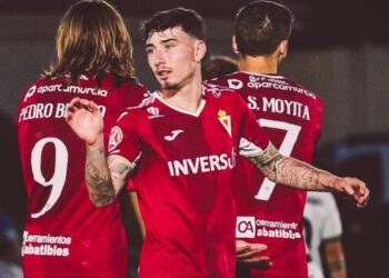 El Real Murcia sella su salvación en Primera RFEF tras golear al Torremolinos (1-3)