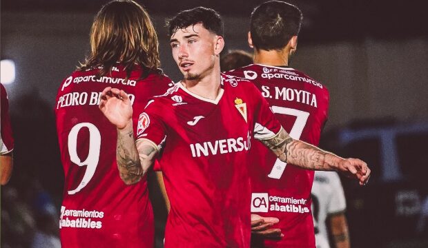 El Real Murcia sella su salvación en Primera RFEF tras golear al Torremolinos (1-3)