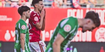 El Real Murcia no cumple y se complica la vida