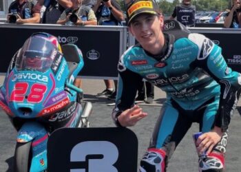 Máximo Quiles y Álvaro Carpe acechan el podio desde la segunda fila en la República Checa