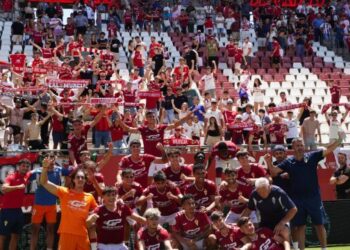 Marea grana en camino: la afición se vuelca con el Imperial en busca del ascenso a Segunda RFEF