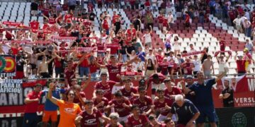 Marea grana en camino: la afición se vuelca con el Imperial en busca del ascenso a Segunda RFEF