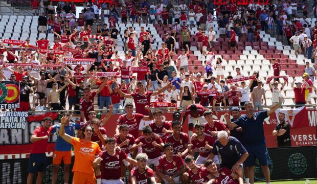 Marea grana en camino: la afición se vuelca con el Imperial en busca del ascenso a Segunda RFEF