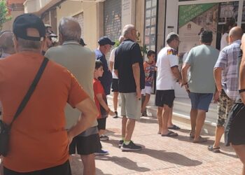 El Águilas FC arranca su campaña de abonados con más de 200 carnés y largas colas en el Museo del Fútbol Aguileño