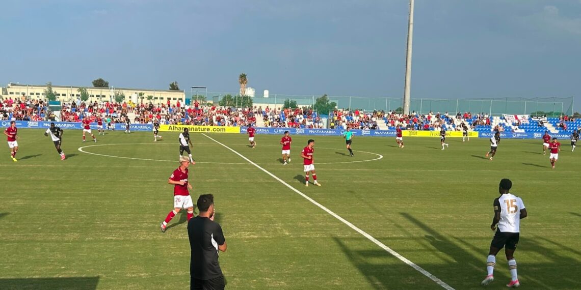 La garra del Real Murcia no basta para remontar ante un correoso y bronco Port Vale