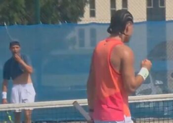 Carlos Alcaraz acelera su puesta a punto con nuevo look y su hermano Jaime de “sparring”