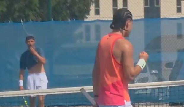 Carlos Alcaraz acelera su puesta a punto con nuevo look y su hermano Jaime de “sparring”