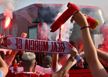 El Real Murcia desata la pasión grana y supera los 16.000 abonados en una campaña histórica