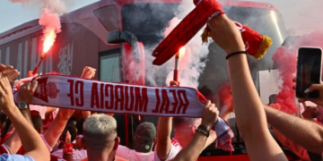 El Real Murcia desata la pasión grana y supera los 16.000 abonados en una campaña histórica