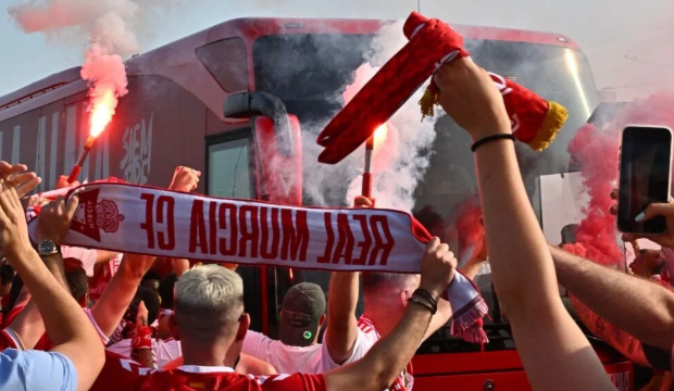 El Real Murcia desata la pasión grana y supera los 16.000 abonados en una campaña histórica