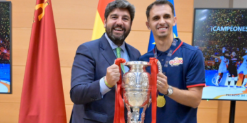 ElPozo Murcia ofrece la Supercopa de España a la Región en un recibimiento oficial en San Esteban
