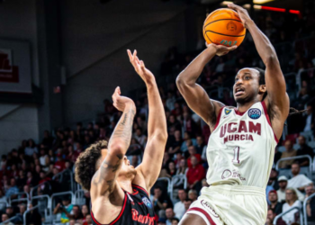 El UCAM Murcia CB reacciona a tiempo en Bamberg y firma un triunfo con sello de líder (67-86)