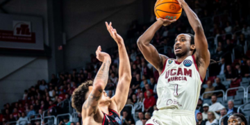 El UCAM Murcia CB reacciona a tiempo en Bamberg y firma un triunfo con sello de líder (67-86)
