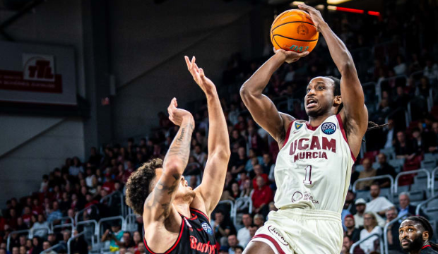 El UCAM Murcia CB reacciona a tiempo en Bamberg y firma un triunfo con sello de líder (67-86)