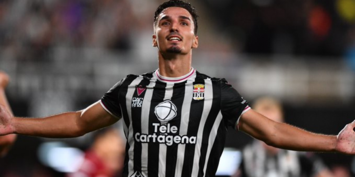 Imanol Baz volvió a teñir el derbi de albinegro en el Cartagonova (1-0)