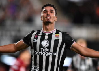 Imanol Baz volvió a teñir el derbi de albinegro en el Cartagonova (1-0)