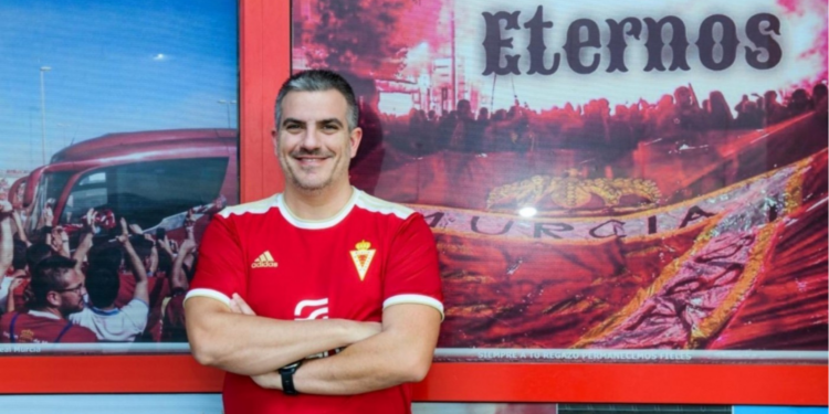 Salva Oliva considera un «éxito» la protesta de la afición grana: «Se está perdiendo el norte con el precio de las entradas»